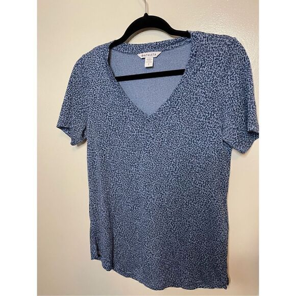 Athleta Breezy Scoop V-Neck Tee Shirt Blue Leopard Print Small - Picture 3 of 9